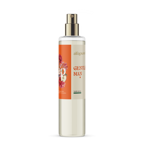 Gentleman Textile Spray AlfaPureo s originálnou etiketou obtočenou okolo flakónu, transparentná produktová fotografia